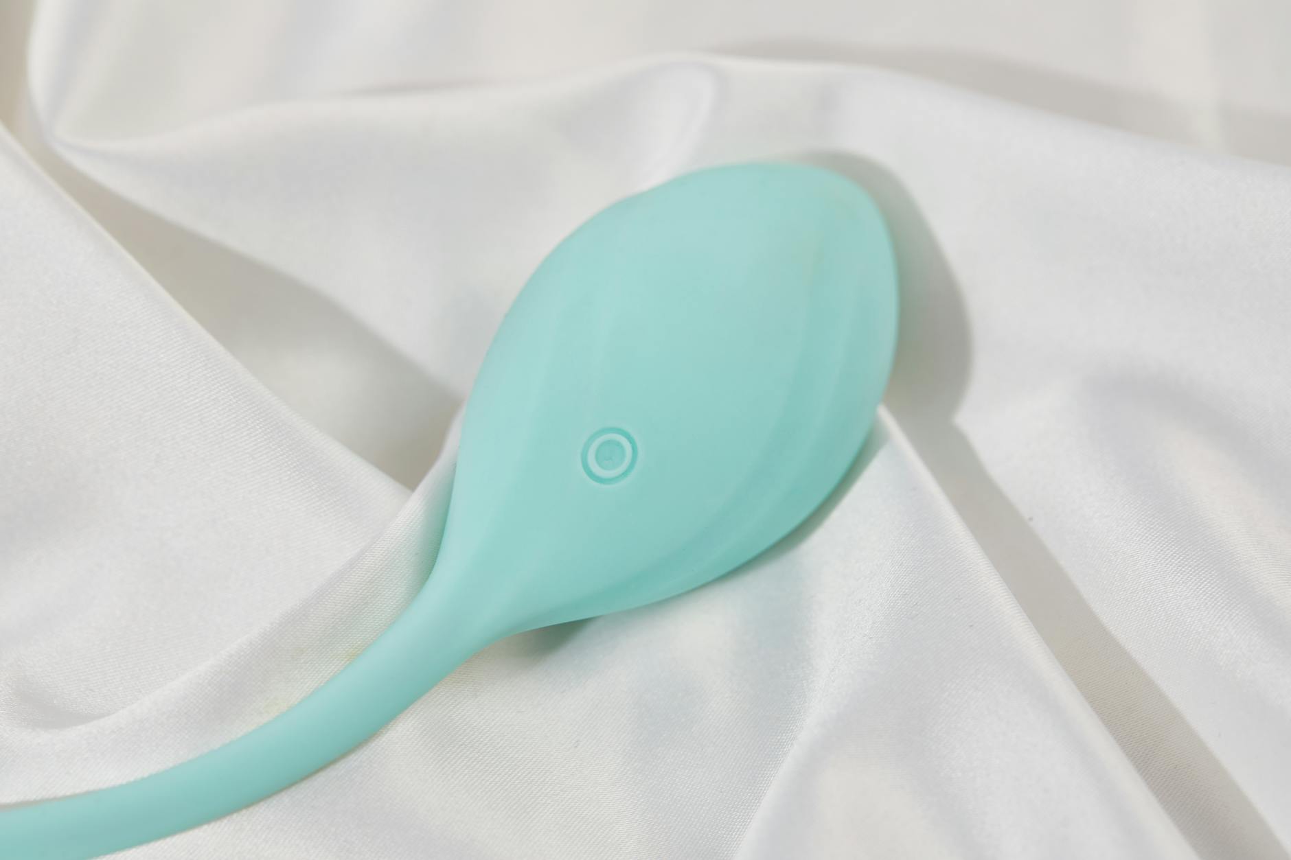 Un vibrador de limón elegante sobre tela de seda blanca suave