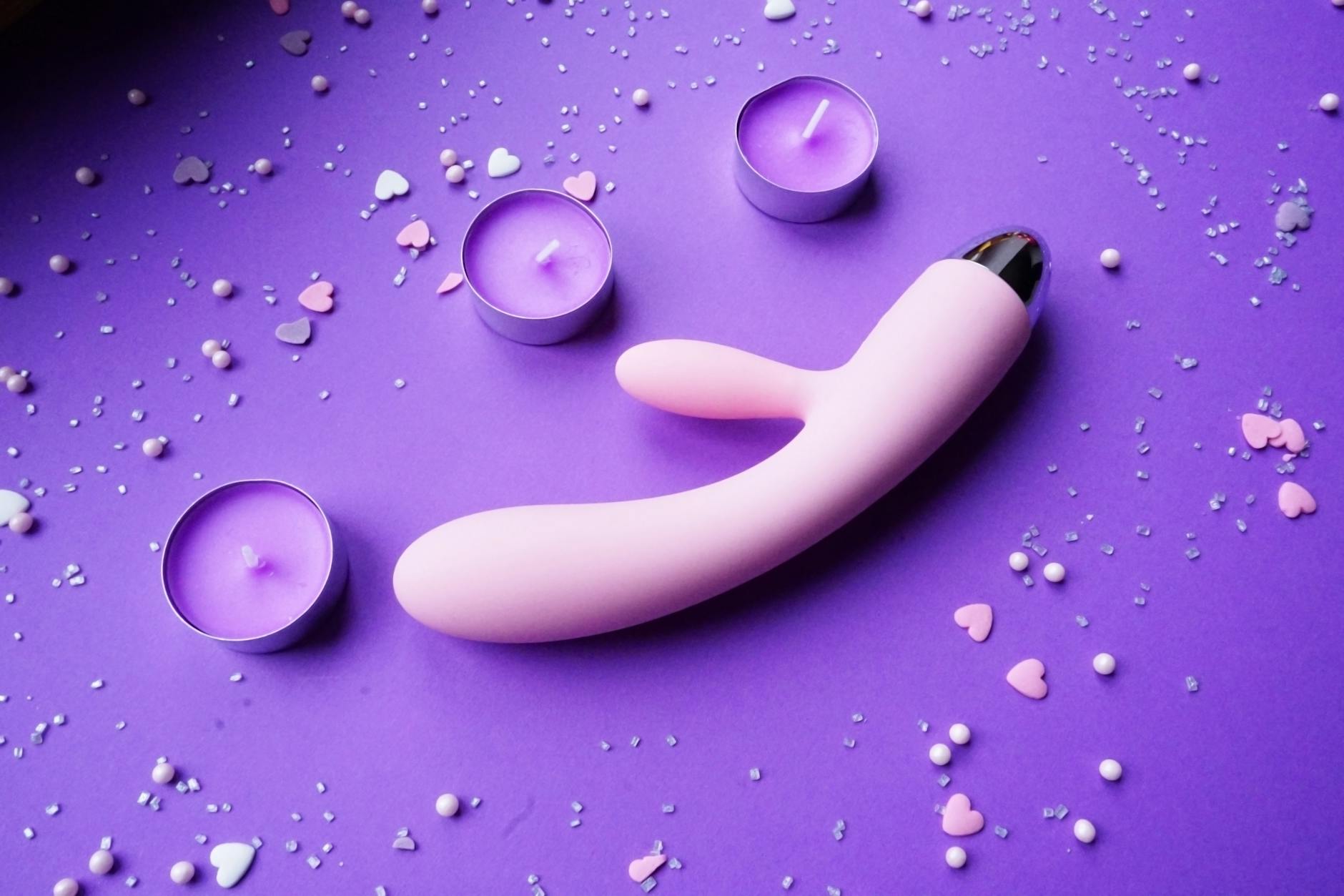 Una pareja joven de pie juntos con un vibrador moderno, simbolizando la intimidad después de la recuperación quirúrgica